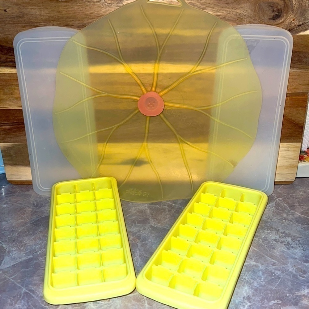 𝅺kitchen Lot 2 Small Rubber Ice Trays & 1 Sucker Bowl Cover